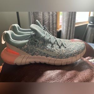NIKE FREE 5.0 SIZE 6